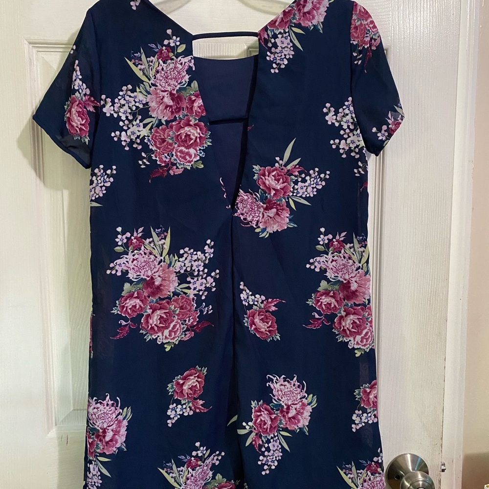 Size small 👗 - Picture 2 of 2